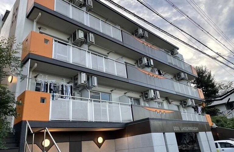 【名古屋賃貸067-401】ドール塩釜口401・鶴舞線・塩釜口8分♪ワンルーム・6.8帖・3.3万円・ペット飼育可・オートロック・インターネット無料・オートバイ駐車場・鉄筋コンクリート造・2002年築造|名古屋のお部屋探しはチェンバース