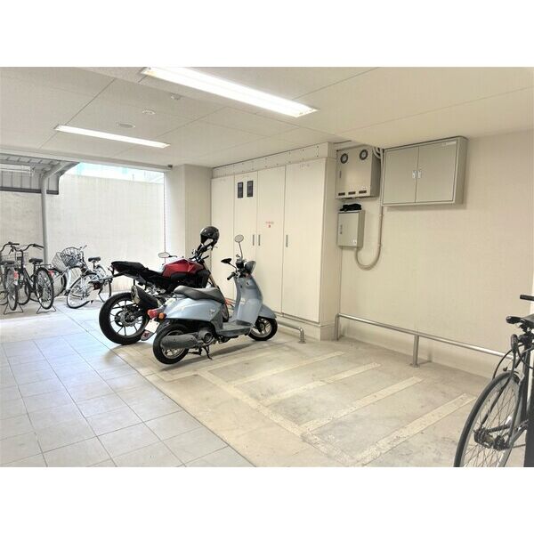 マンション内のオートバイ駐車場